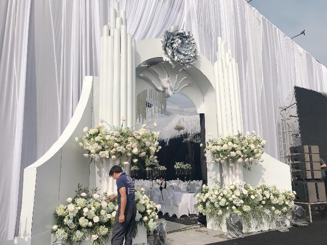 Siêu đám cưới ở Thái Nguyên trang trí hết 4 tỷ đồng với hơn 13.000 bông hoa tươi nhập khẩu thu hút nghìn người tới chụp ảnh - Ảnh 5.