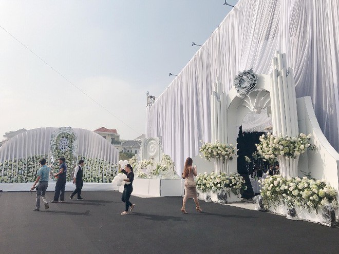 Siêu đám cưới ở Thái Nguyên trang trí hết 4 tỷ đồng với hơn 13.000 bông hoa tươi nhập khẩu thu hút nghìn người tới chụp ảnh - Ảnh 3.