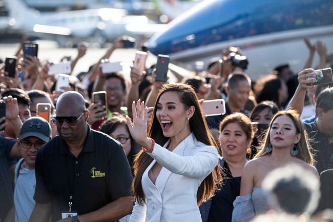 Rất xinh đẹp nhưng T&acirc;n Hoa hậu Ho&agrave;n vũ Catriona Gray lại để lộ nội y ngay lần đầu về nước sau đăng quang - Ảnh 7.