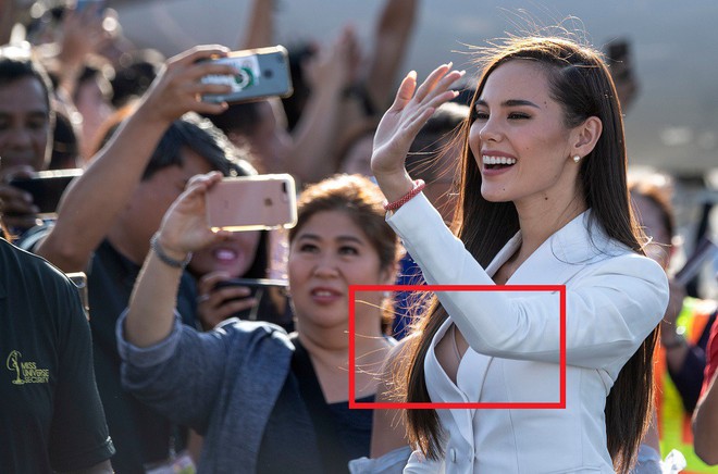 Rất xinh đẹp nhưng T&acirc;n Hoa hậu Ho&agrave;n vũ Catriona Gray lại để lộ nội y ngay lần đầu về nước sau đăng quang - Ảnh 4.