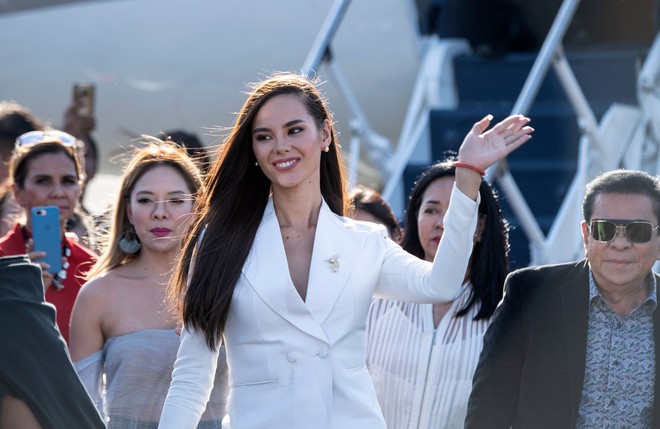 Rất xinh đẹp nhưng Tân Hoa hậu Hoàn vũ Catriona Gray lại để lộ nội y ngay lần đầu về nước sau đăng quang - Ảnh 2.