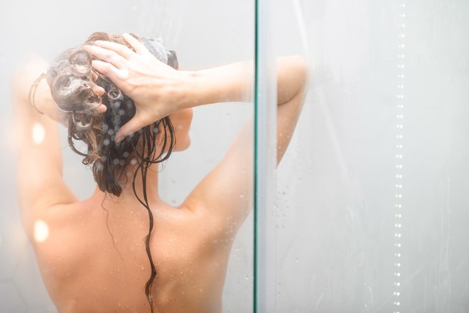 4 sai lầm khi tắm gây khô nẻ, bong tróc da trong mùa này mà nhiều người không hề hay biết - Ảnh 1.