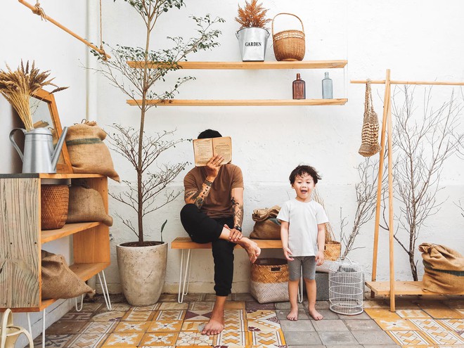 Cặp bố con S&agrave;i G&ograve;n diện đồ đơn giản m&agrave; cool, hết ho&aacute; si&ecirc;u anh h&ugrave;ng rồi lại th&agrave;nh bạn th&acirc;n cưng ơi l&agrave; cưng - Ảnh 2.
