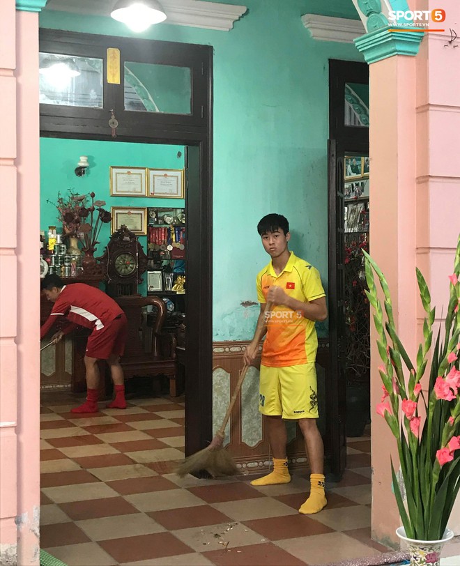 Đình Trọng, Bùi Tiến Dũng đến nhà Duy Mạnh trước Asian Cup 2019 - Ảnh 2.