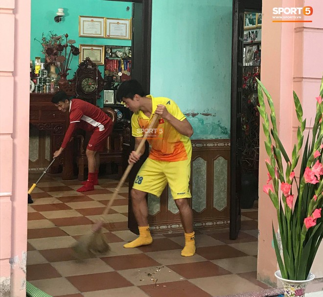 Đình Trọng, Bùi Tiến Dũng đến nhà Duy Mạnh trước Asian Cup 2019- Ảnh 1.