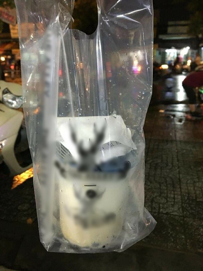 Bác tài xế xe ôm công nghệ khổ sở vì bị bom cốc trà sữa trong đêm mưa ở Sài Gòn: Cuộc đời tôi đâu dám uống đồ mắc quá vậy - Ảnh 3.
