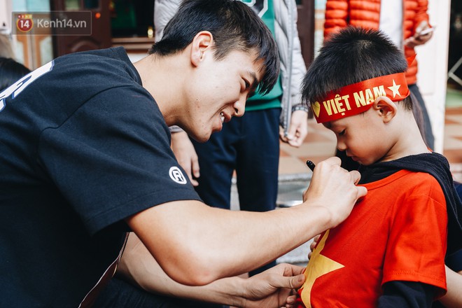 Trận đấu "đỉnh cao" giữa bộ 3 Duy Mạnh - Đình Trọng - Tiến Dũng với lũ trẻ: Chưa bao giờ thôn Giao Tác có cảm giác vỡ oà đến thế! - Ảnh 3. Trận đấu "đỉnh cao" giữa bộ 3 Duy Mạnh - Đình Trọng - Tiến Dũng với lũ trẻ: Chưa bao giờ thôn Giao Tác có cảm giác vỡ oà đến thế! - Ảnh 3.