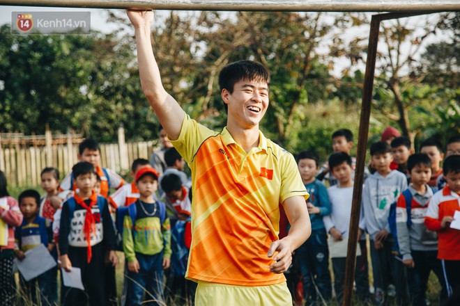 Trận đấu "đỉnh cao" giữa bộ 3 Duy Mạnh - Đình Trọng - Tiến Dũng với lũ trẻ: Chưa bao giờ thôn Giao Tác có cảm giác vỡ oà đến thế! - Ảnh 8. Trận đấu "đỉnh cao" giữa bộ 3 Duy Mạnh - Đình Trọng - Tiến Dũng với lũ trẻ: Chưa bao giờ thôn Giao Tác có cảm giác vỡ oà đến thế! - Ảnh 8.
