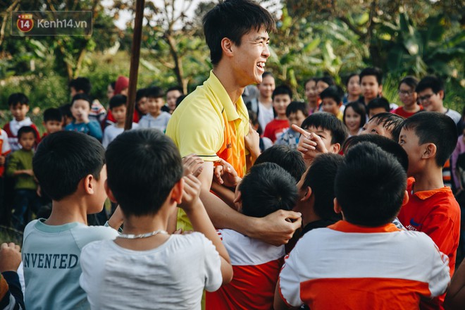 Trận đấu "đỉnh cao" giữa bộ 3 Duy Mạnh - Đình Trọng - Tiến Dũng với lũ trẻ: Chưa bao giờ thôn Giao Tác có cảm giác vỡ oà đến thế! - Ảnh 8. Trận đấu "đỉnh cao" giữa bộ 3 Duy Mạnh - Đình Trọng - Tiến Dũng với lũ trẻ: Chưa bao giờ thôn Giao Tác có cảm giác vỡ oà đến thế! - Ảnh 8.