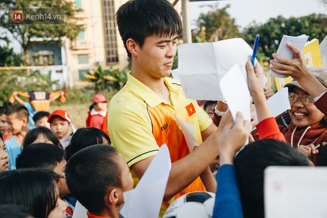 Trận đấu "đỉnh cao" giữa bộ 3 Duy Mạnh - Đình Trọng - Tiến Dũng với lũ trẻ: Chưa bao giờ thôn Giao Tác có cảm giác vỡ oà đến thế! - Ảnh 10. Trận đấu "đỉnh cao" giữa bộ 3 Duy Mạnh - Đình Trọng - Tiến Dũng với lũ trẻ: Chưa bao giờ thôn Giao Tác có cảm giác vỡ oà đến thế! - Ảnh 10.