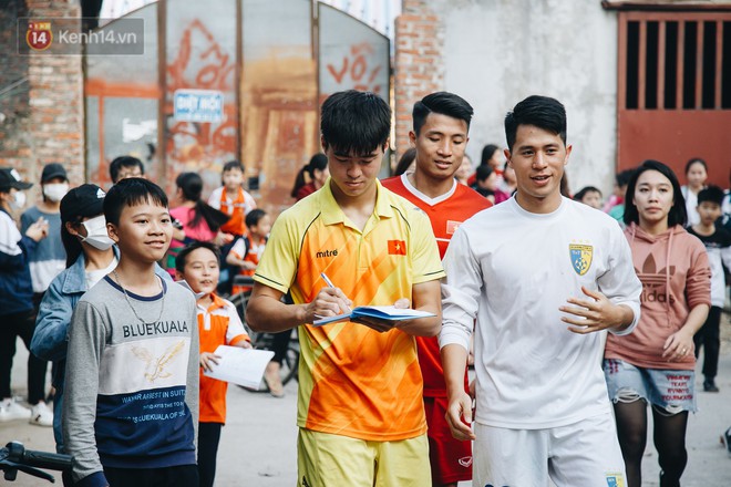 Trận đấu đỉnh cao giữa bộ 3 Duy Mạnh - Đ&igrave;nh Trọng - Tiến Dũng với lũ trẻ: Chưa bao giờ th&ocirc;n Giao T&aacute;c c&oacute; cảm gi&aacute;c vỡ o&agrave; đến thế! - Ảnh 9.
