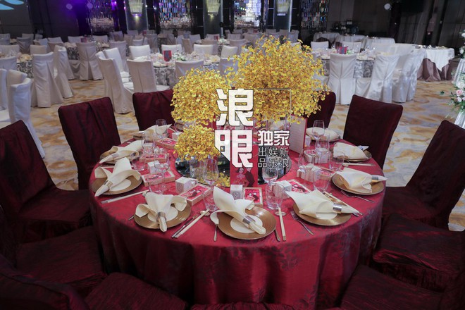 Hé lộ toàn cảnh lễ đường tràn ngập hoa tươi tại khách sạn 5 sao trước giờ G của Chung Hân Đồng - Ảnh 4.