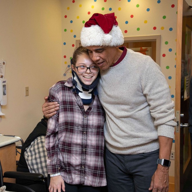 Cựu tổng thống Obama hoá trang thành ông già Noel đến bệnh viện tặng quà cho các em nhỏ - Ảnh 4.