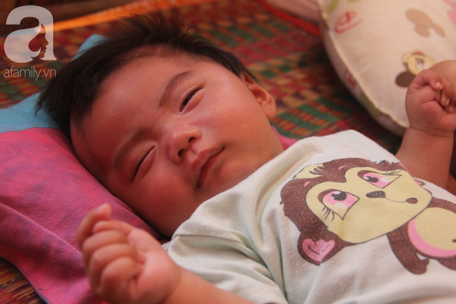 Lời khẩn cầu của người bố &ocirc;m con trai 9 th&aacute;ng tuổi bệnh tật th&igrave; mẹ bỏ đi, để lại 3 con nheo nh&oacute;c - Ảnh 2.