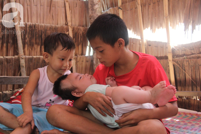 Lời khẩn cầu của người bố &ocirc;m con trai 9 th&aacute;ng tuổi bệnh tật th&igrave; mẹ bỏ đi, để lại 3 con nheo nh&oacute;c - Ảnh 11.