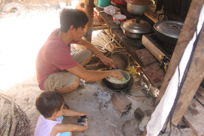 Lời khẩn cầu của người bố &ocirc;m con trai 9 th&aacute;ng tuổi bệnh tật th&igrave; mẹ bỏ đi, để lại 3 con nheo nh&oacute;c - Ảnh 16.