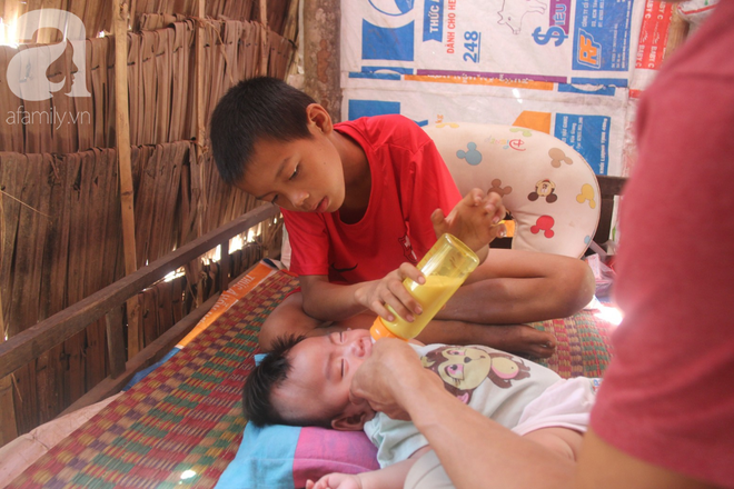 Lời khẩn cầu của người bố &ocirc;m con trai 9 th&aacute;ng tuổi bệnh tật th&igrave; mẹ bỏ đi, để lại 3 con nheo nh&oacute;c - Ảnh 7.