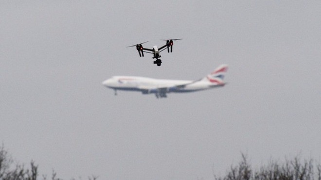 Sân bay lớn thứ hai nước Anh tê liệt vì drone lạ xâm nhập, 110.000 hành khách gặp rắc rối - Ảnh 1.