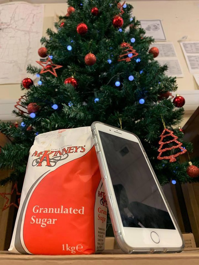 Mở hộp iPhone mới cứng ra gói đường trắng: Trò lừa khiến dân Anh khổ sở trong mùa Noel - Ảnh 1.