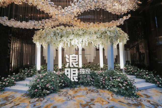 Hé lộ toàn cảnh lễ đường tràn ngập hoa tươi tại khách sạn 5 sao trước giờ G của Chung Hân Đồng - Ảnh 8.