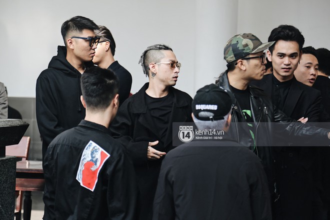 Tóc Tiên, Justatee, Mr.A, Cường Seven cùng bạn bè đến viếng tang lễ của mẹ Hoàng Touliver - Ảnh 8.