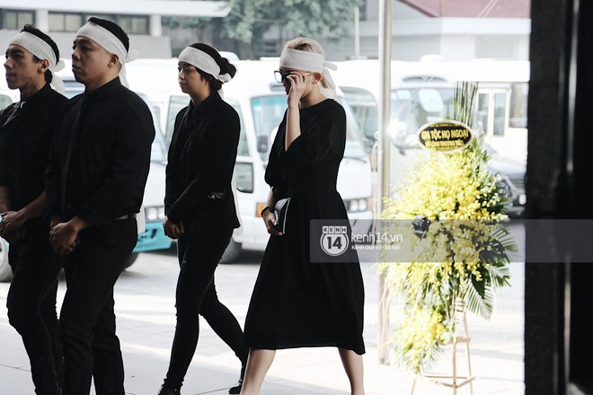 Tóc Tiên, Justatee, Mr.A, Cường Seven cùng bạn bè đến viếng tang lễ của mẹ Hoàng Touliver - Ảnh 1.