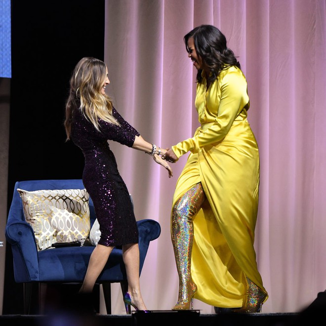 Bà Michelle Obama chưa bao giờ ăn diện gắt như thế này nhưng gây thổn thức nhất là giá của đôi boot chói lòa - Ảnh 1.