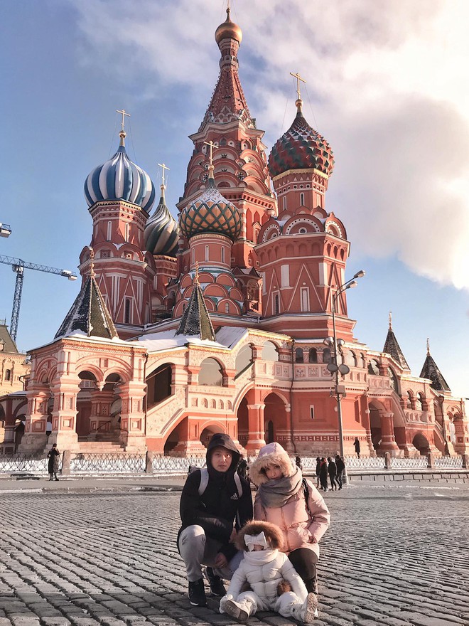 C&ocirc; b&eacute; Việt mặc k&iacute;n m&iacute;t như phi h&agrave;nh gia, chỉ hở đ&ocirc;i mắt tạo d&aacute;ng chụp ảnh dưới c&aacute;i lạnh -17 độ ở Nga khiến nhiều người bật cười - Ảnh 3.