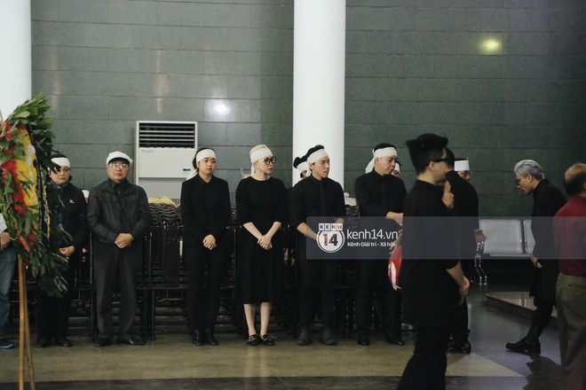 Tóc Tiên, Justatee, Mr.A, Cường Seven cùng bạn bè đến viếng tang lễ của mẹ Hoàng Touliver - Ảnh 5.