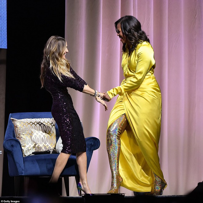 Bộ váy hoàng kim và đôi boot ma thuật lấp lánh của bà Michelle Obama là tâm điểm MXH Mỹ lúc này - Ảnh 1.