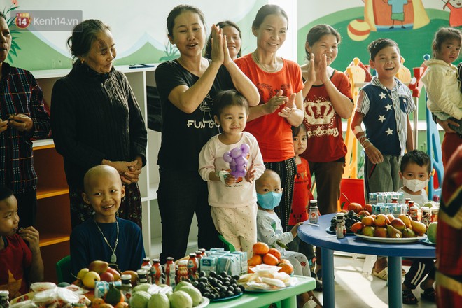 Nụ cười và ánh mắt hồn nhiên của các bệnh nhi ung thư trong bữa tiệc Giáng Sinh ấm cúng - Ảnh 11.