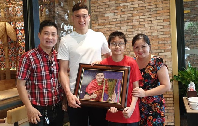 Đặng Văn L&acirc;m quyến luyến chia tay người th&acirc;n, trở về H&agrave; Nội chuẩn bị cho m&ugrave;a giải Asian Cup - Ảnh 6.