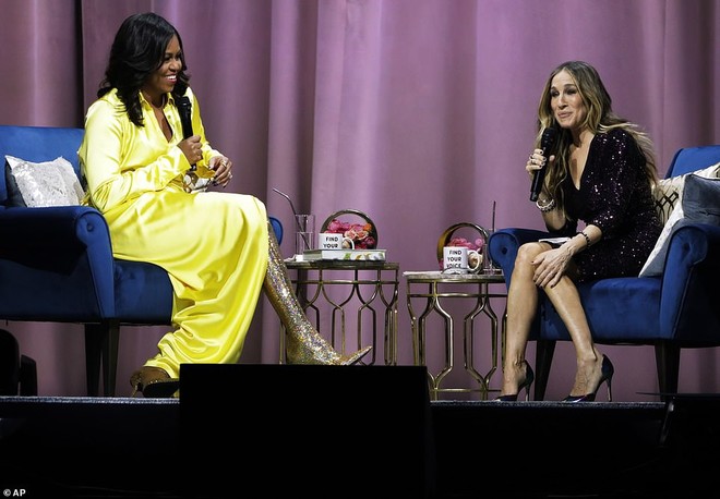 Bộ váy hoàng kim và đôi boot ma thuật lấp lánh của bà Michelle Obama là tâm điểm MXH Mỹ lúc này - Ảnh 6.