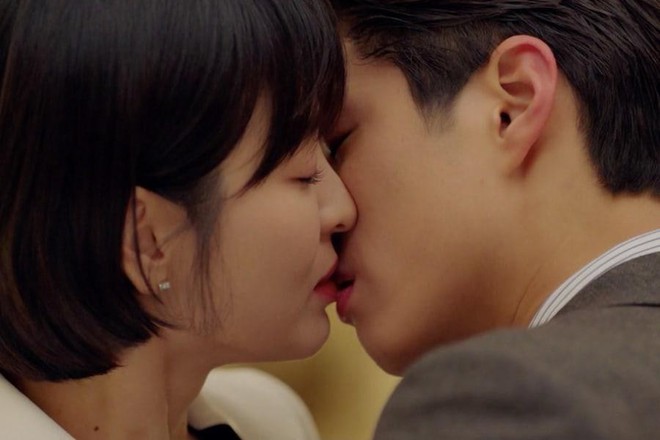 Nụ hôn đầu của chị em Song Hye Kyo và Park Bo Gum giúp Encounter tăng nhiệt trở lại - Ảnh 1.