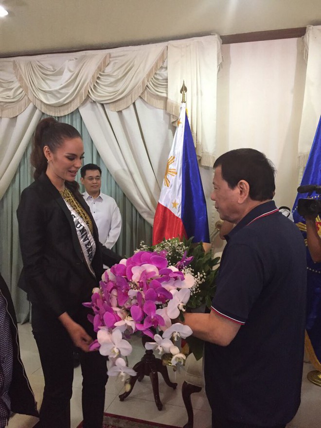 Tân Hoa hậu Hoàn vũ 2018 được Tổng thống Philippines đích thân chào đón và tặng hoa khi về nước - Ảnh 1.