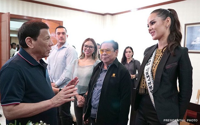 T&acirc;n Hoa hậu Ho&agrave;n vũ 2018 được Tổng thống Philippines đ&iacute;ch th&acirc;n ch&agrave;o đ&oacute;n v&agrave; tặng hoa khi về nước - Ảnh 6.