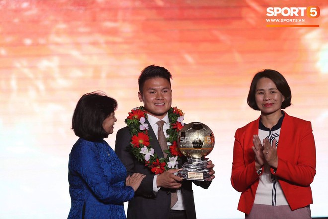 CHÍNH THỨC: Quang Hải giành quả bóng vàng Việt Nam 2018 ở tuổi 21 - Ảnh 1.