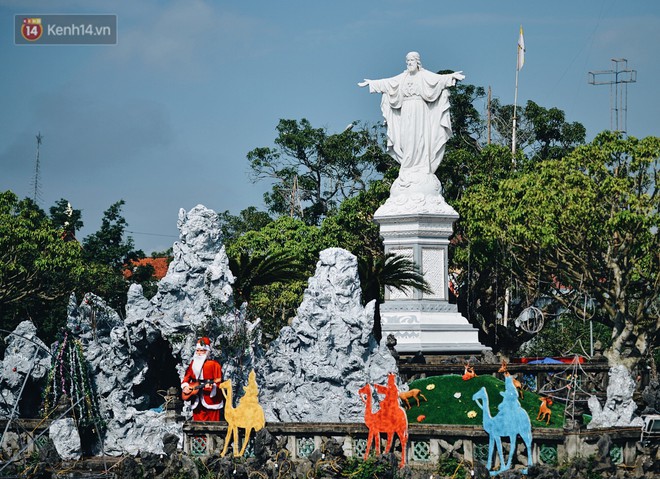 Chiêm ngưỡng vẻ đẹp độc đáo của nhà thờ đá hơn 100 năm tuổi trong mùa Giáng Sinh ở Ninh Bình - Ảnh 7.