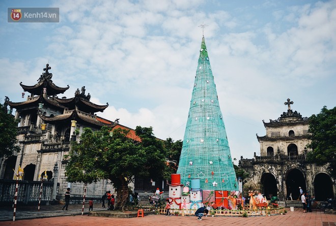 Chiêm ngưỡng vẻ đẹp độc đáo của nhà thờ đá hơn 100 năm tuổi trong mùa Giáng Sinh ở Ninh Bình - Ảnh 2.