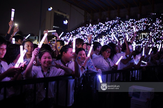 Minh Hằng và Khả Ngân lên đồ cực chất, dàn sao Việt đình đám cầm lighstick sẵn sàng quẩy trong liveshow Đông Nhi - Ảnh 17.