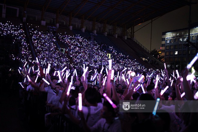 Minh Hằng và Khả Ngân lên đồ cực chất, dàn sao Việt đình đám cầm lighstick sẵn sàng quẩy trong liveshow Đông Nhi - Ảnh 16.