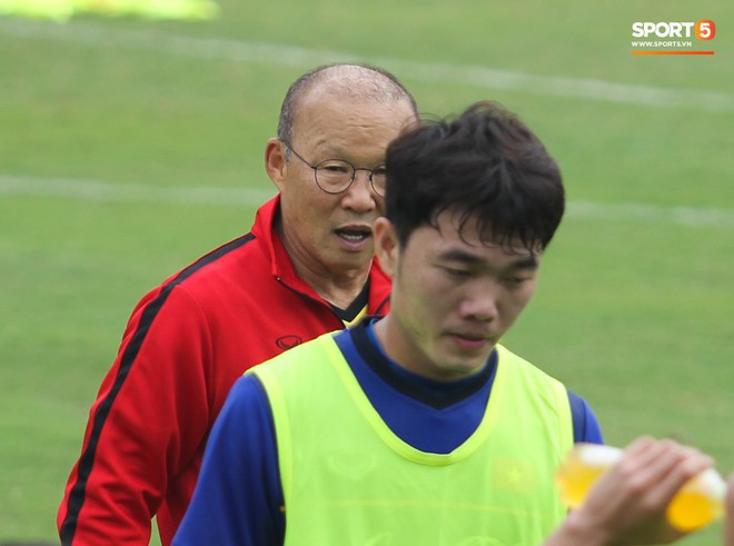 Xuân Trường nỗ lực không ngừng trong buổi tập đầu tiên hướng tới Asian Cup 2019 - Ảnh 3.