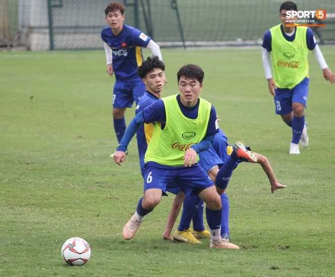 Xuân Trường nỗ lực không ngừng trong buổi tập đầu tiên hướng tới Asian Cup 2019 - Ảnh 7.