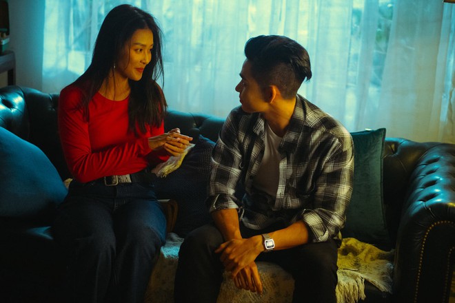 Jun Phạm h&ocirc;n say đắm Khả Ng&acirc;n, diễn trong MV t&igrave;nh như vợ chồng mới cưới - Ảnh 4.