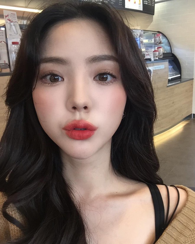 M&ugrave;a tiệc t&ugrave;ng cuối năm, để y&ecirc;n t&acirc;m quẩy nhiệt t&igrave;nh m&agrave; lớp makeup vẫn đẹp bất biến, bạn sẽ cần đến 4 b&iacute; k&iacute;p n&agrave;y - Ảnh 2.