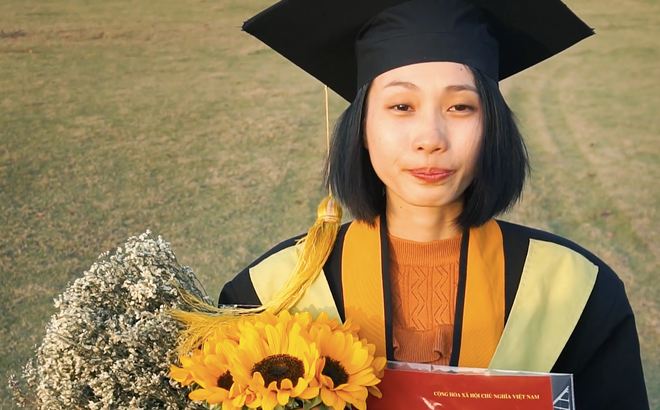 Cô gái ung thư 22 tuổi từng diễn vai về chính cuộc đời mình bật khóc ngày nhận bằng tốt nghiệp: Ước mơ của mình đã thành hiện thực rồi - Ảnh 2.