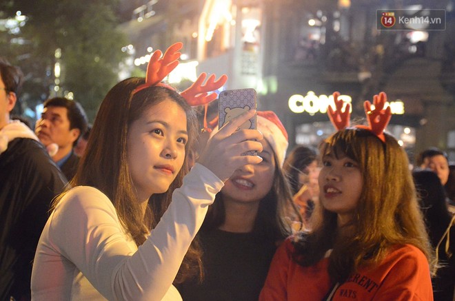 Tranh thủ cuối tuần, người Sài Gòn và Hà Nội ùn ùn đổ lên trung tâm để vui chơi trước thềm Giáng sinh - Ảnh 20.