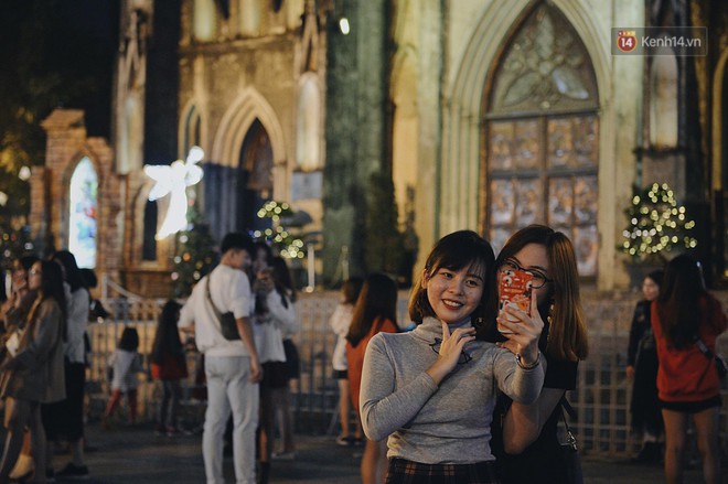 Tranh thủ cuối tuần, người Sài Gòn và Hà Nội ùn ùn đổ lên trung tâm để vui chơi trước thềm Giáng sinh - Ảnh 21.