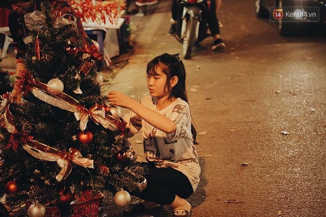 Tranh thủ cuối tuần, người Sài Gòn và Hà Nội ùn ùn đổ lên trung tâm để vui chơi trước thềm Giáng sinh - Ảnh 9.