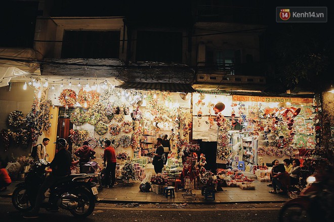 Tranh thủ cuối tuần, người Sài Gòn và Hà Nội ùn ùn đổ lên trung tâm để vui chơi trước thềm Giáng sinh - Ảnh 8.